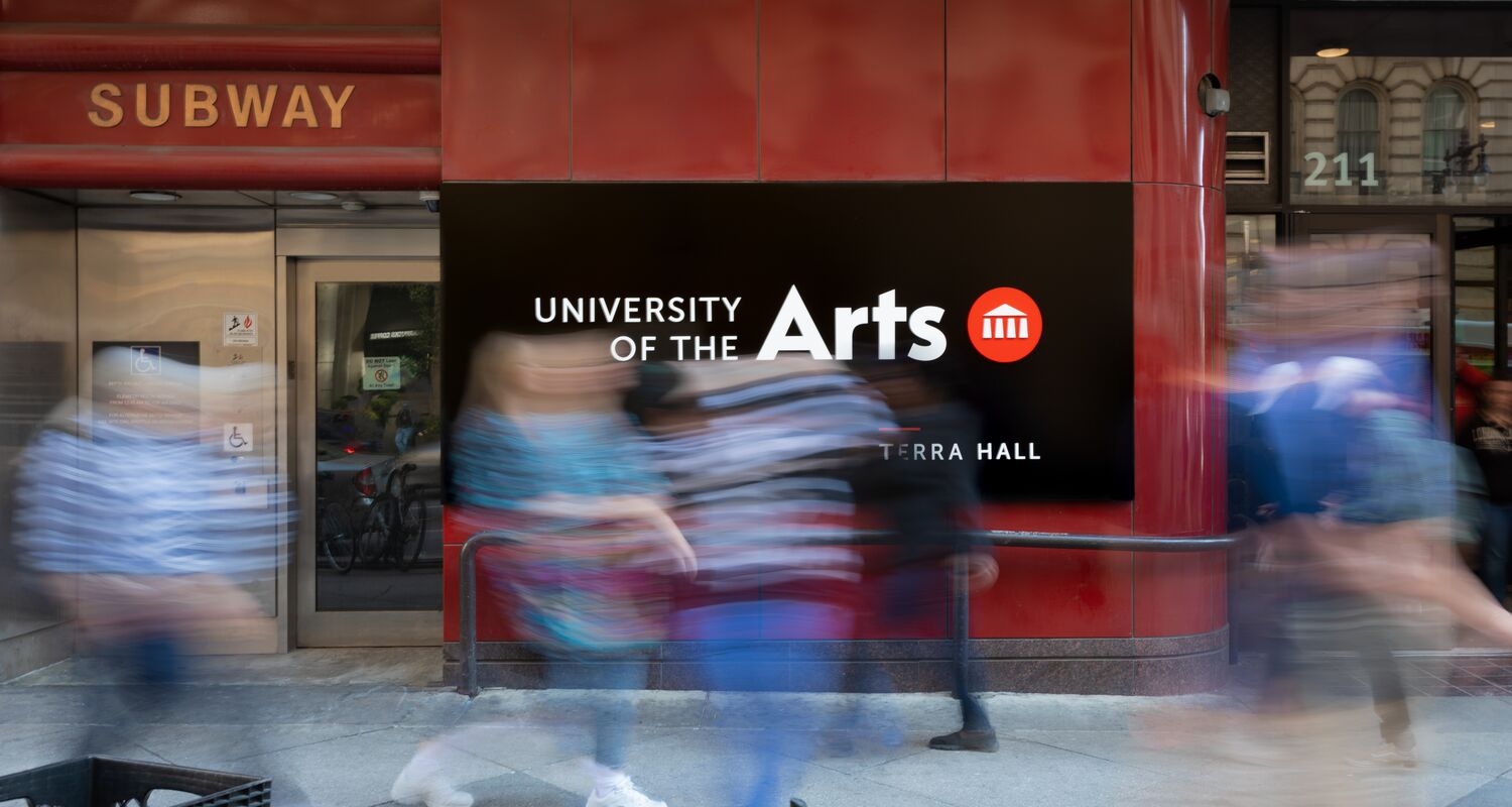 UArts Terra Hall,学生们在模糊中走过