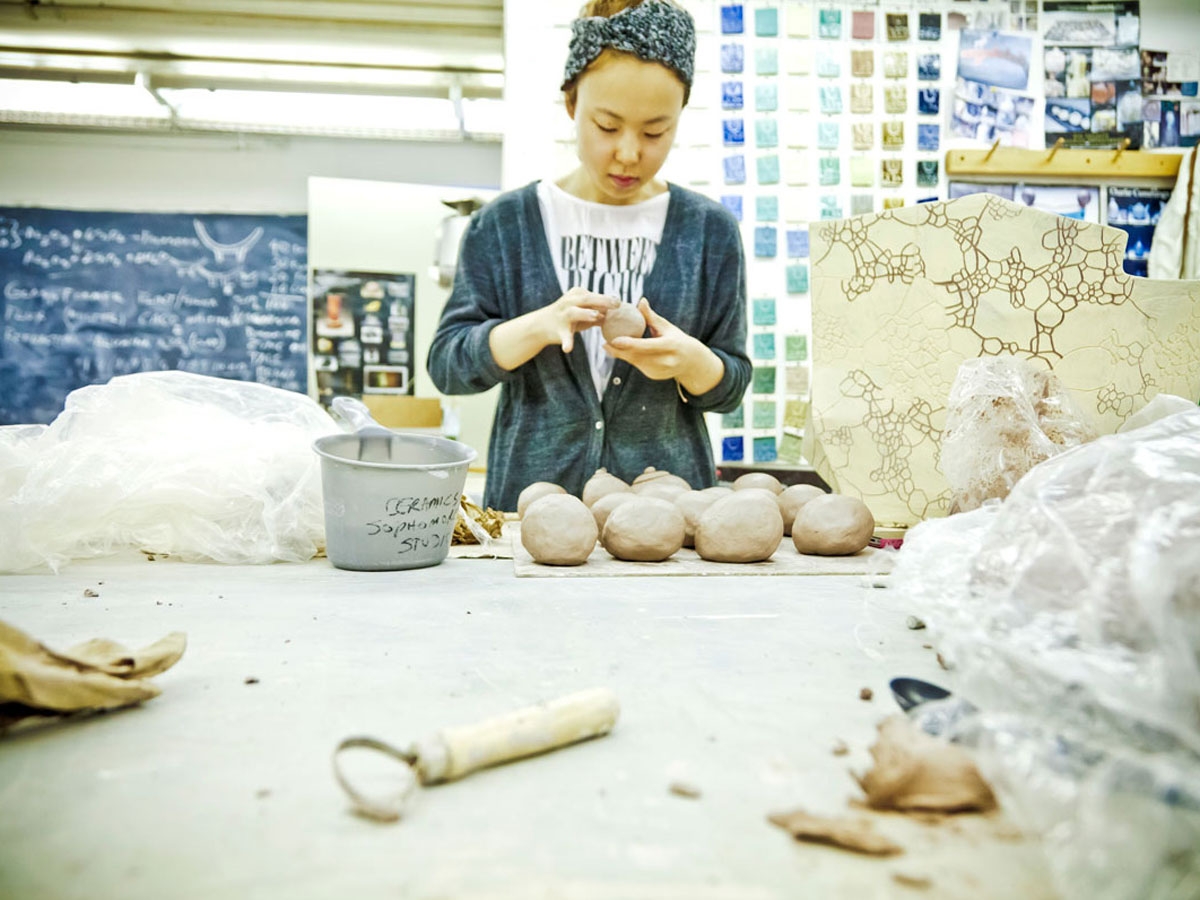 UArts学生在陶瓷工作室