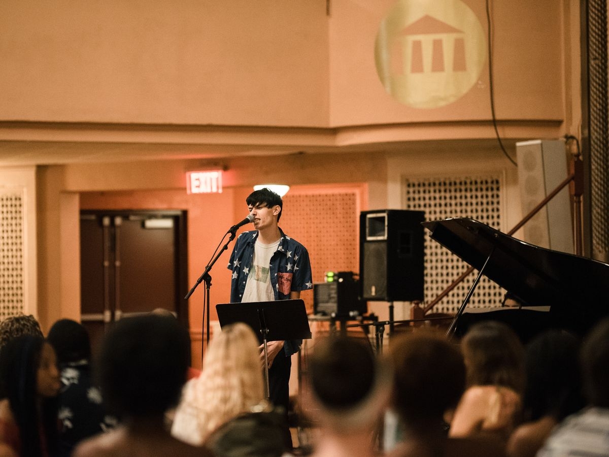 学生们在开放麦克风之夜表演