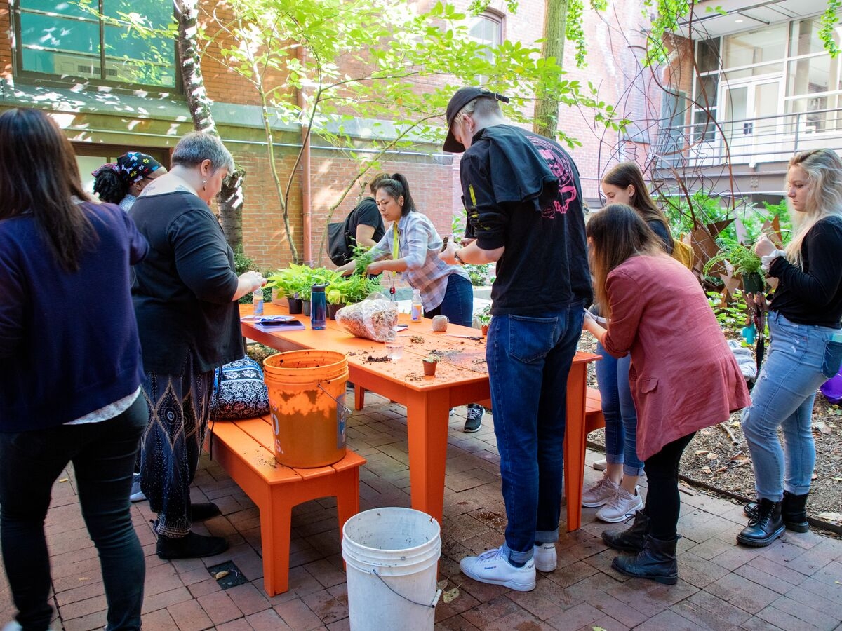 在uart日,学生、工作人员和教师一起工作