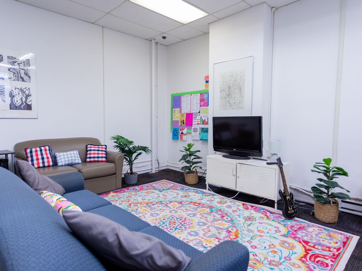 Juniper Residence Hall Lounge。