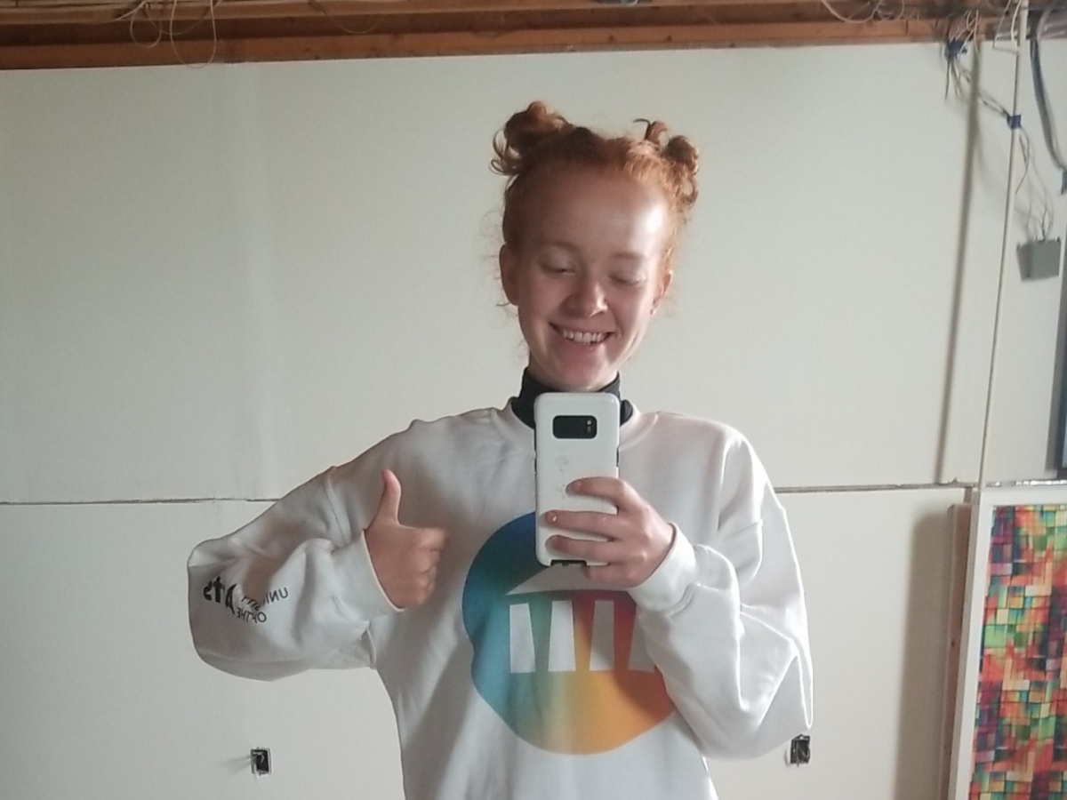 举起赞许的阿比盖尔镜子selfie