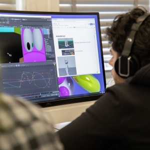 学生在Erik Van Horn先进的3-D型和轻型级别创建了3D环境。