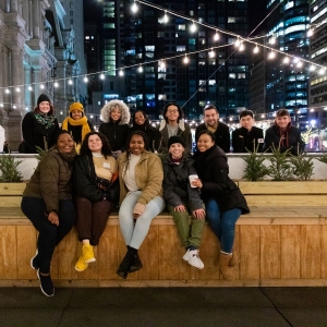 学生在Dilworth Park的滑冰夜间姿势姿势