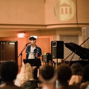 学生们在开放麦克风之夜表演