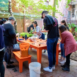 在uart日,学生、工作人员和教师一起工作
