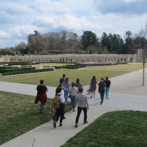 学生们在Longwood Gardens坐落在花园里。
