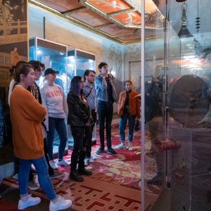 学生聚集在TCL中国剧院的展览会,在他们到洛杉矶,加利福尼亚州洛杉矶。
