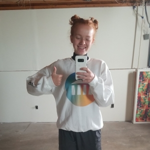 举起赞许的阿比盖尔镜子selfie