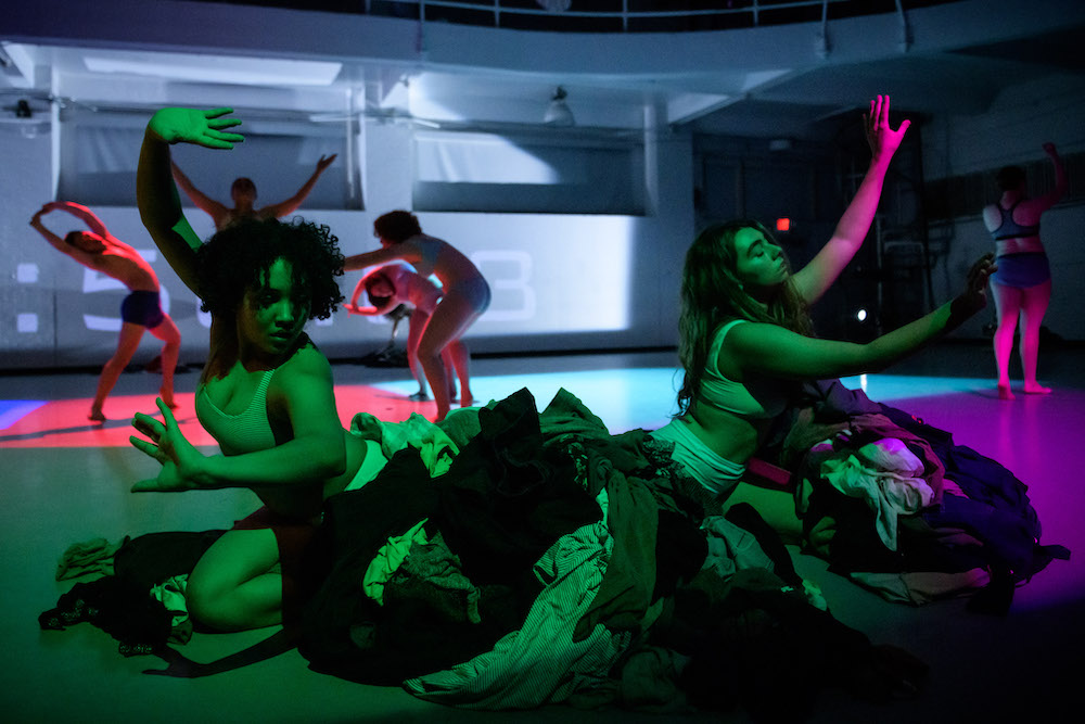 舞者在红色、绿色和紫色灯光下的摄影。图片来源:伊恩·道格拉斯