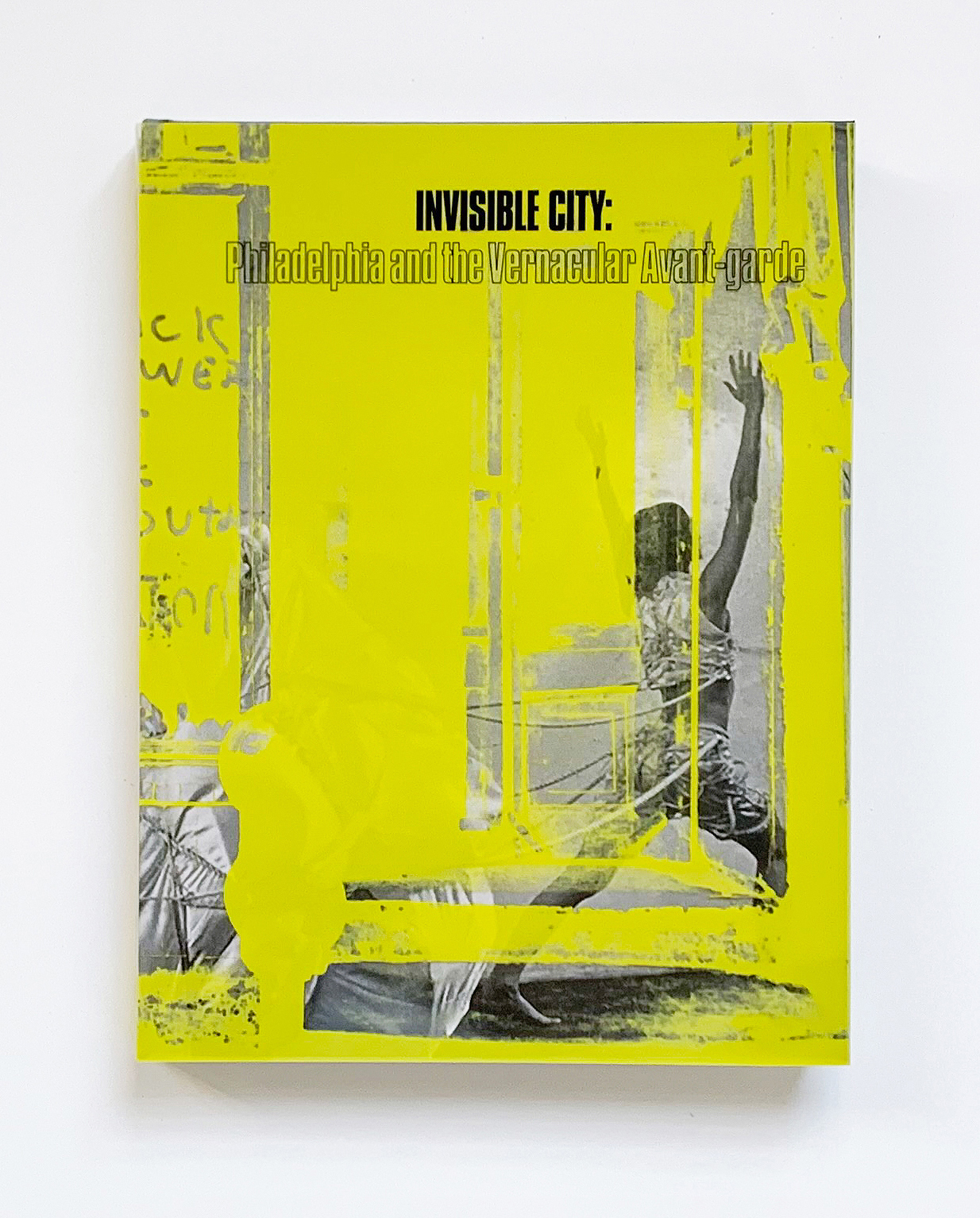 隐形城市目录封面带霓虹黄色覆盖层
