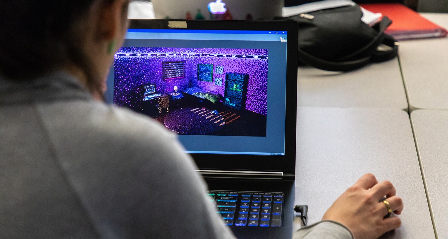 UARTS学生创造紫色数字是在笔记本电脑上