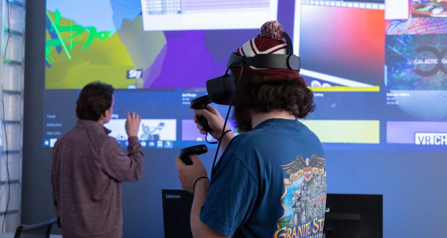 UARTS学生和教授演示VR耳机针对带有图形的电子屏幕