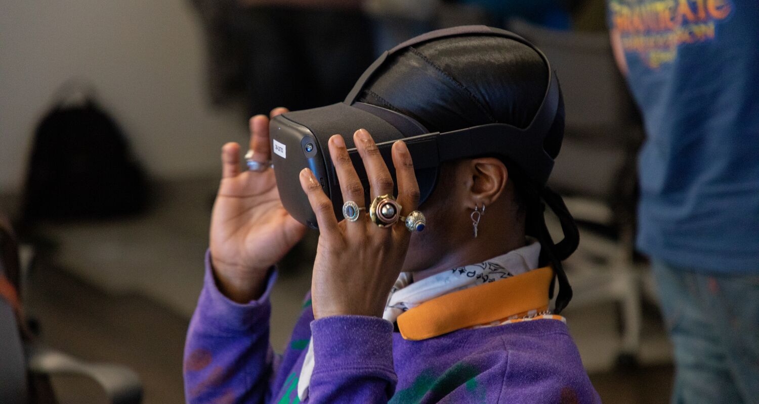 UArts游戏艺术学生在教室使用VR耳机