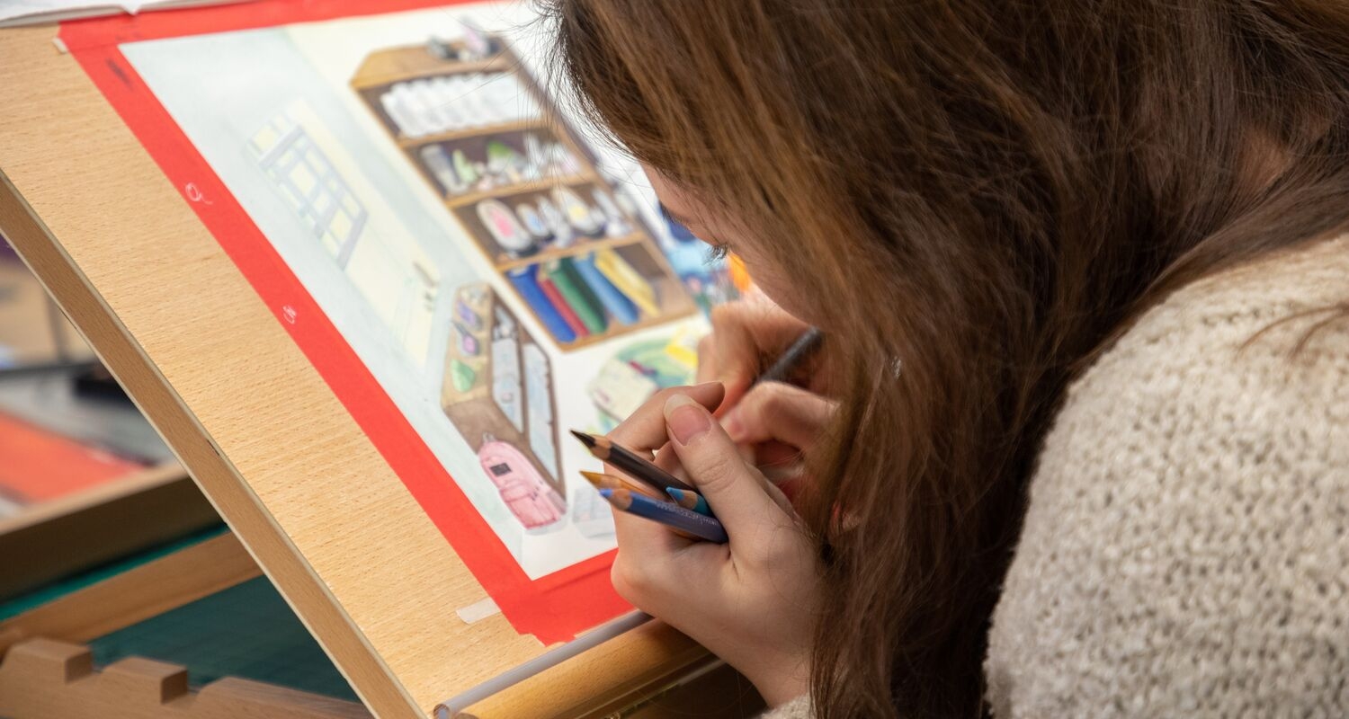 一个学生在画架上画书架的插图