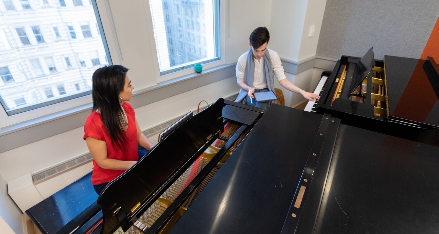UArts的学生和AJ Luca教授一起弹钢琴
