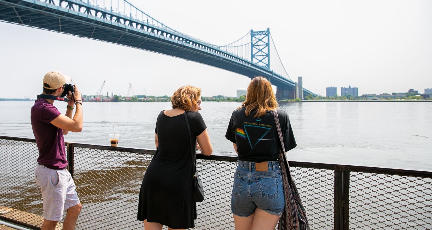 uart的学生在费城的Ben Franklin大桥海滨拍照