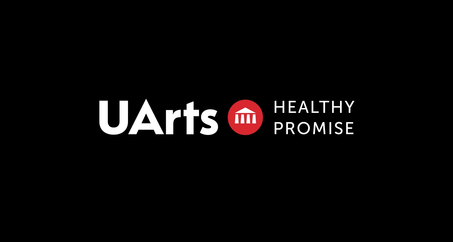 UArts的标志为白色和红色，标志右侧有“健康承诺”字样。