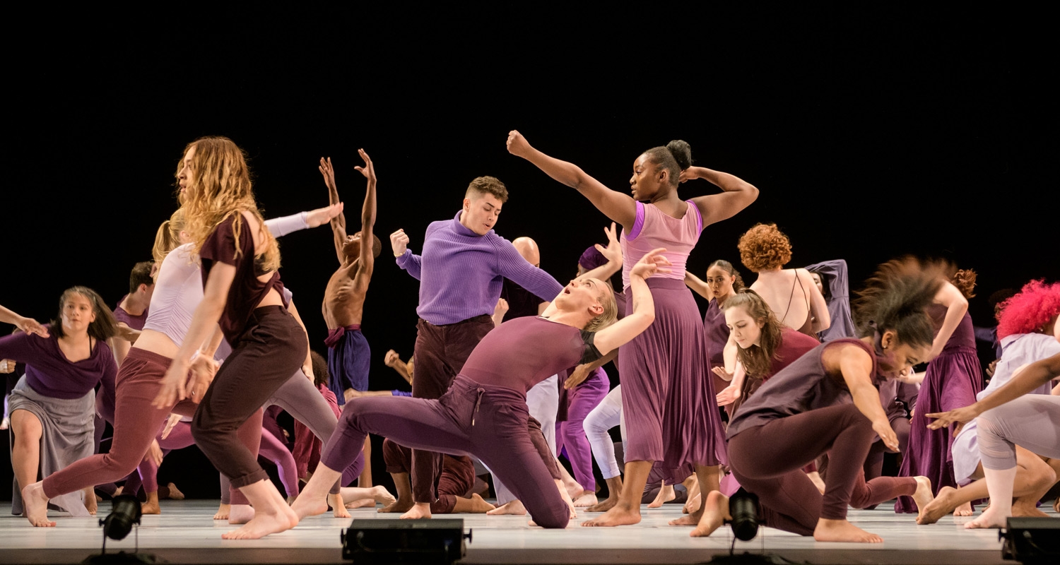 舞蹈学生穿着五颜六色的服装在舞台上表演