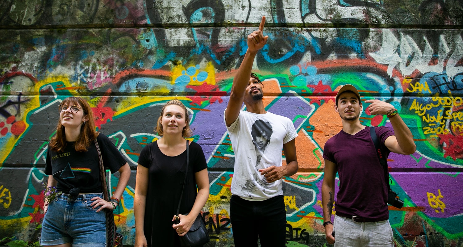 Uarts学生站在涂鸦背景前在费城的生活中