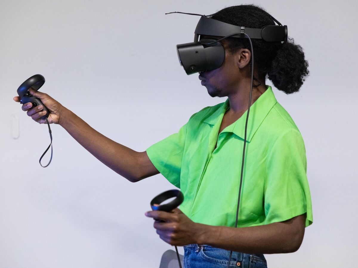在埃里克·范·霍恩教授的虚拟现实课上，一名学生在使用虚拟现实设备。