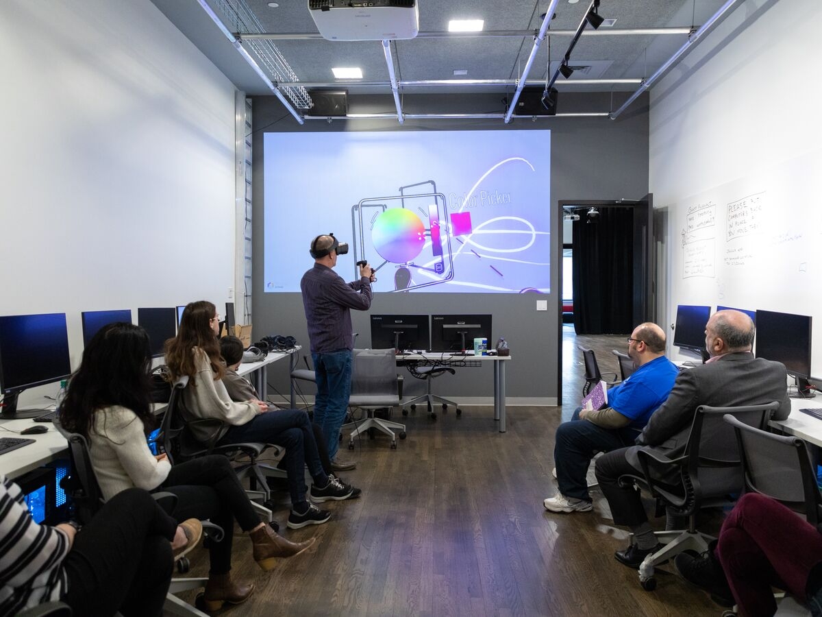Alan Price向设计学院的教职工展示了虚拟现实硬件和软件的演示。