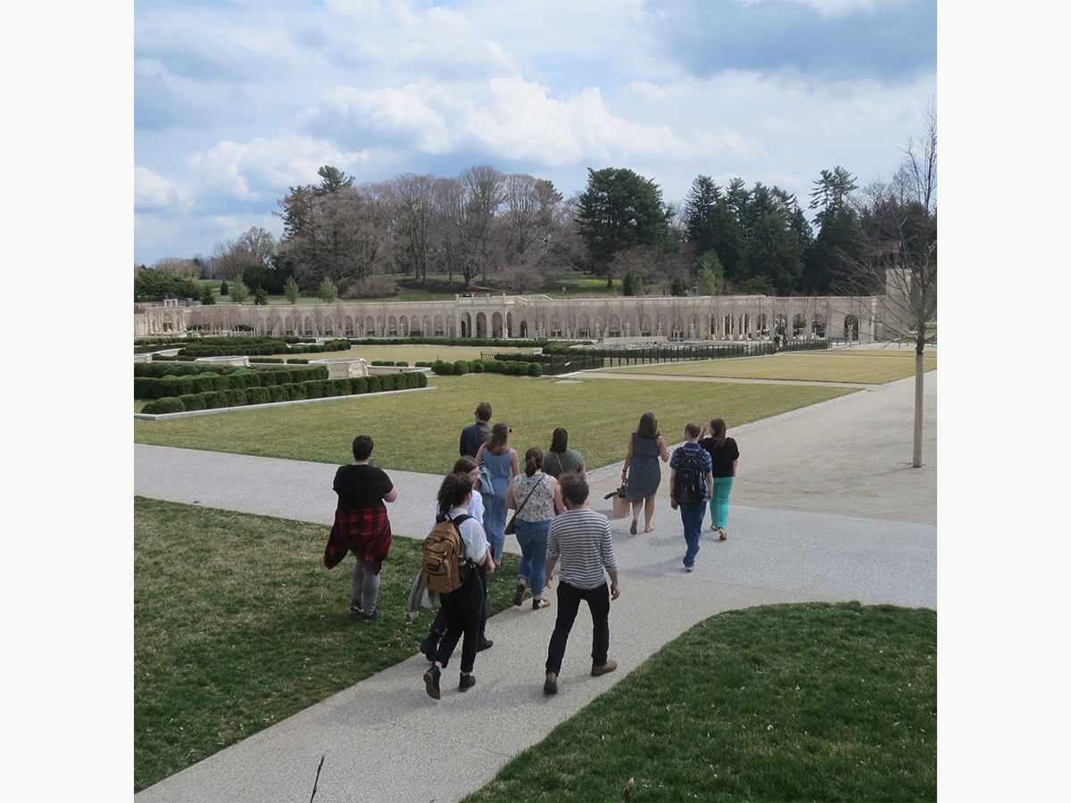 学生们穿过朗伍德花园的花园。