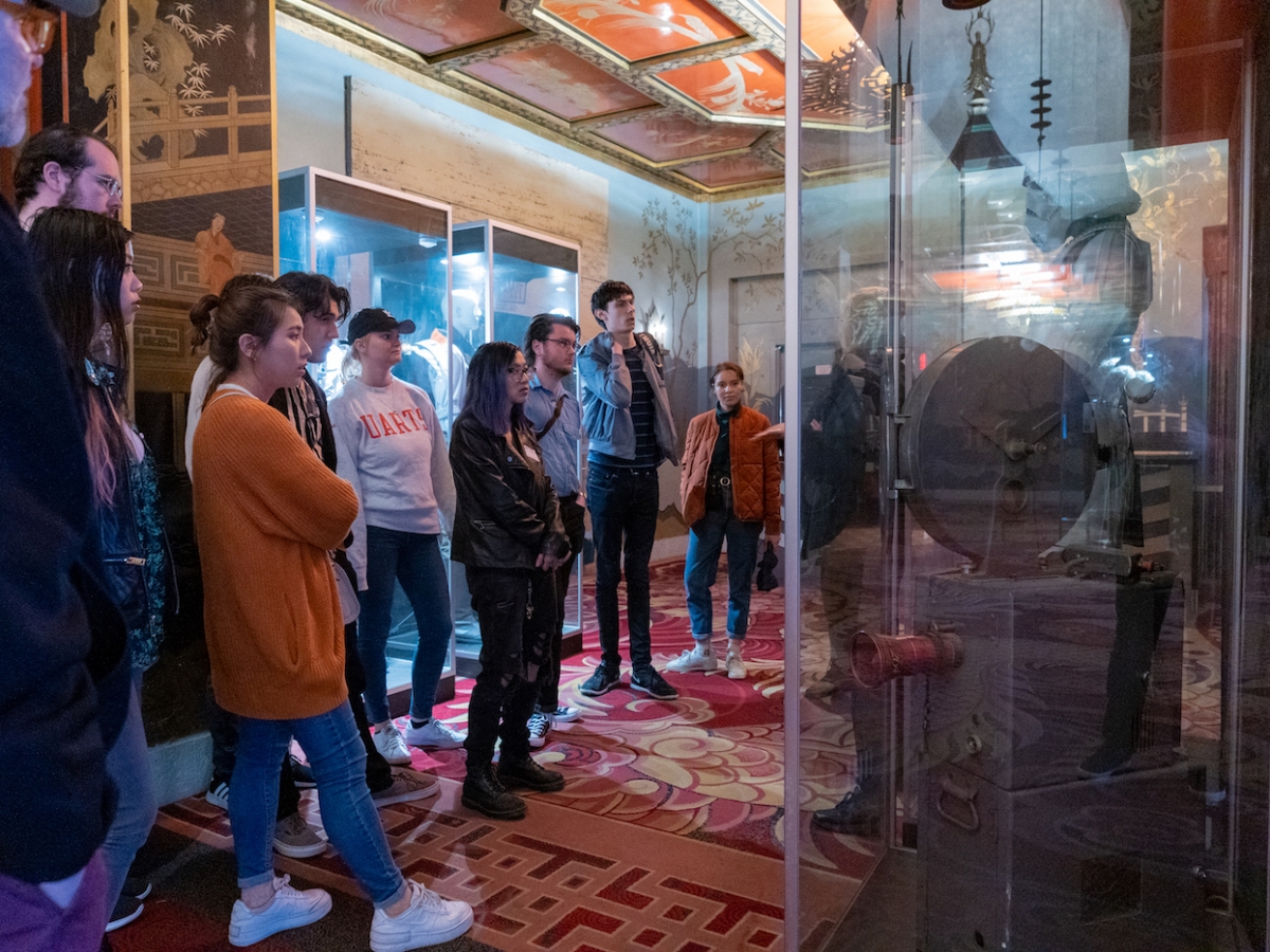 学生聚集在TCL中国剧院的展览会，在他们到洛杉矶，加利福尼亚州洛杉矶。