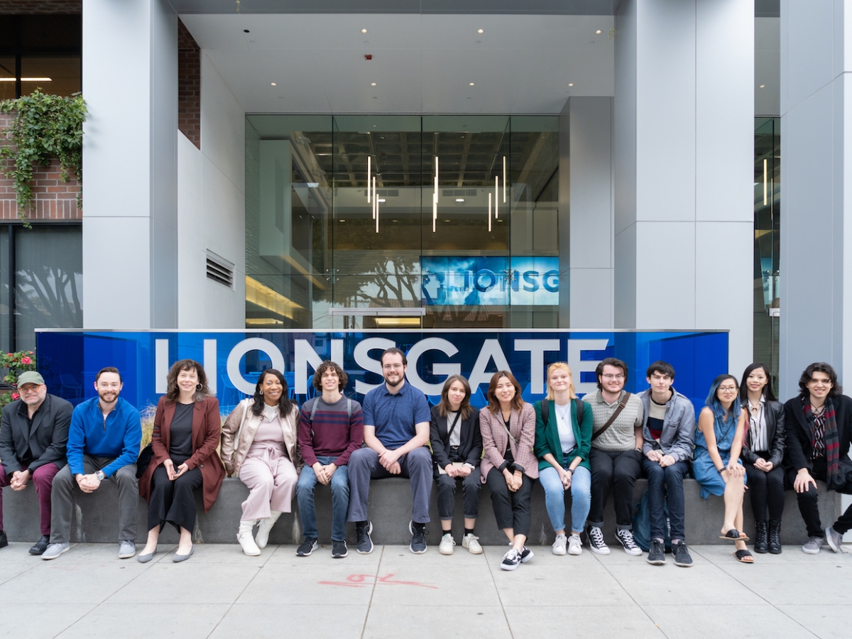 加州洛杉矶，学生和教师在狮门娱乐公司前摆姿势。