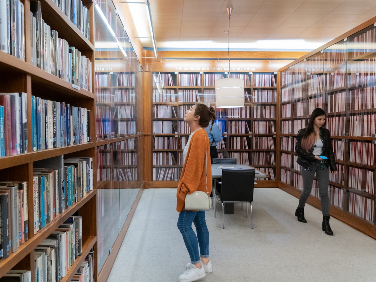 学生浏览洛杉矶，加利福尼亚州西部的作家协会图书馆。