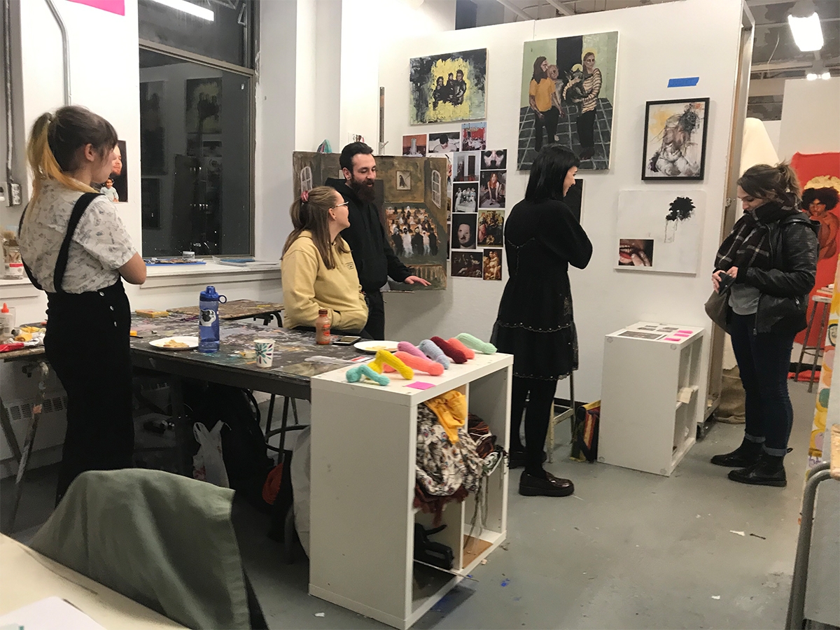 四名学生在公开的工作室夜间穿过绘画工作室。