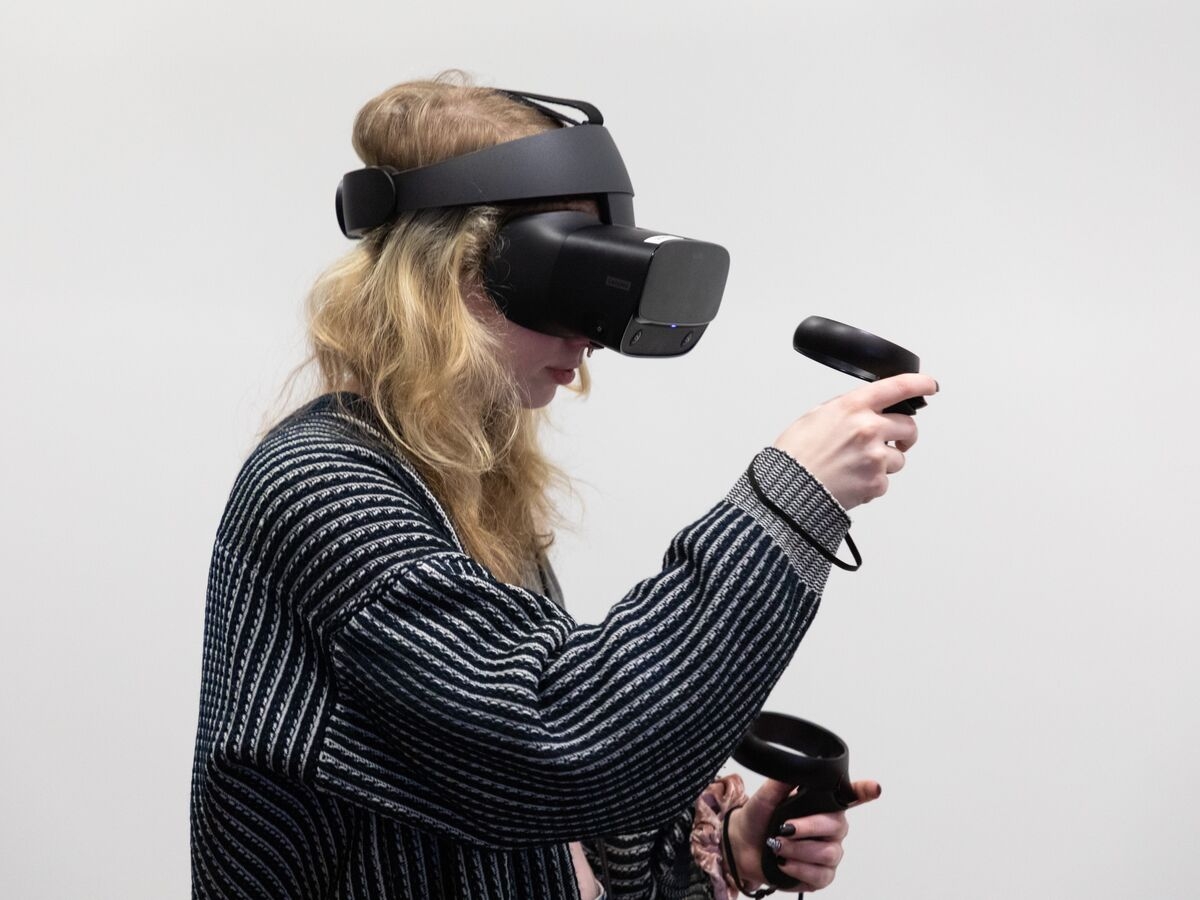 一名学生在《VR艺术制作》课上使用VR技术。