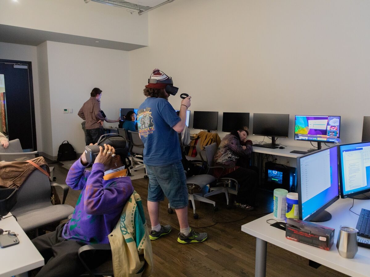 学生在课堂上使用VR设备。