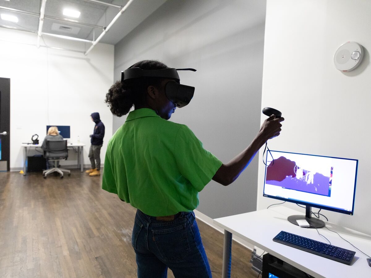学生在VR的课堂上使用VR设备。
