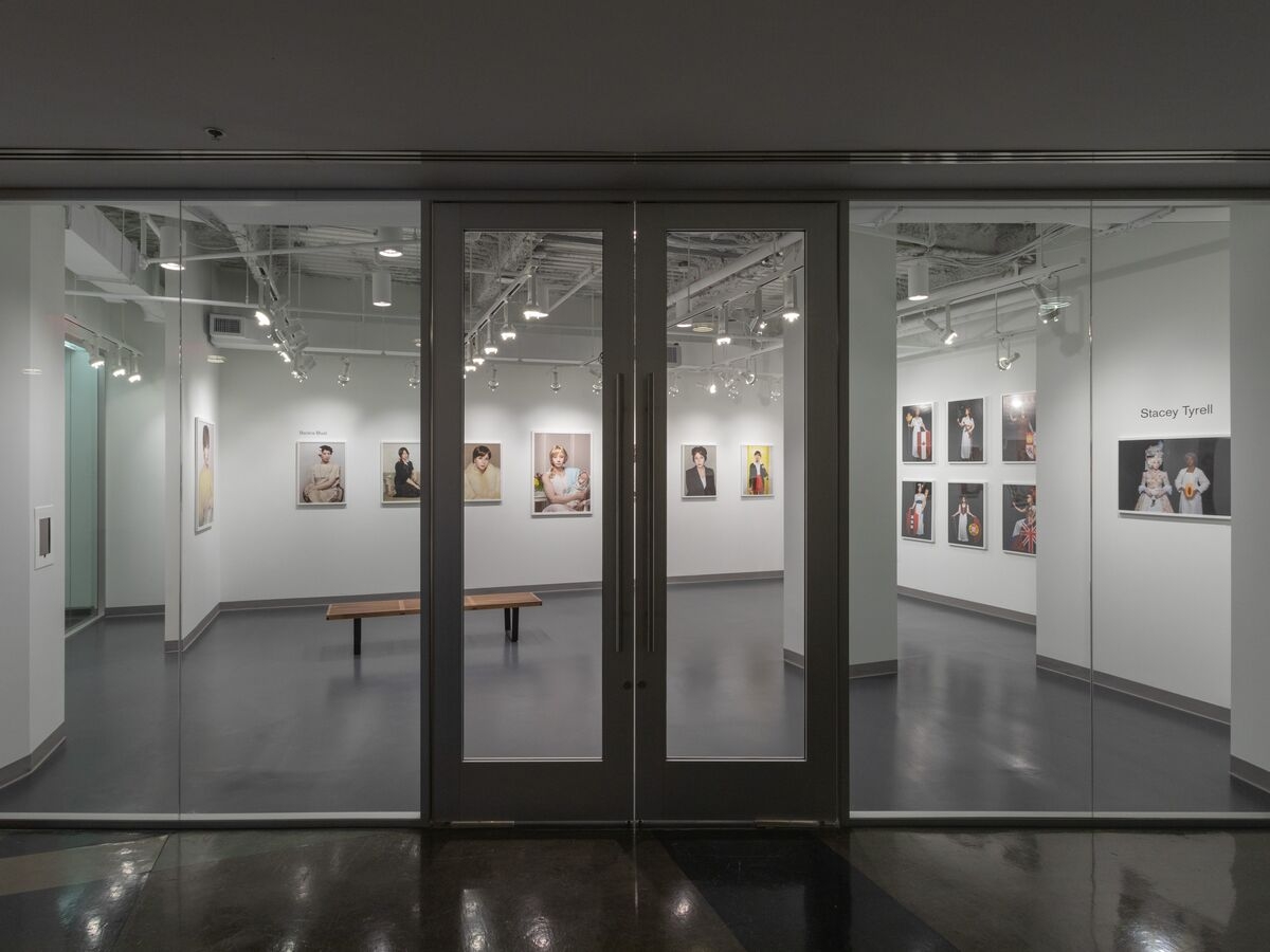 在Stacey Tyrells展览“Backra Bluid”期间的摄影画廊照片