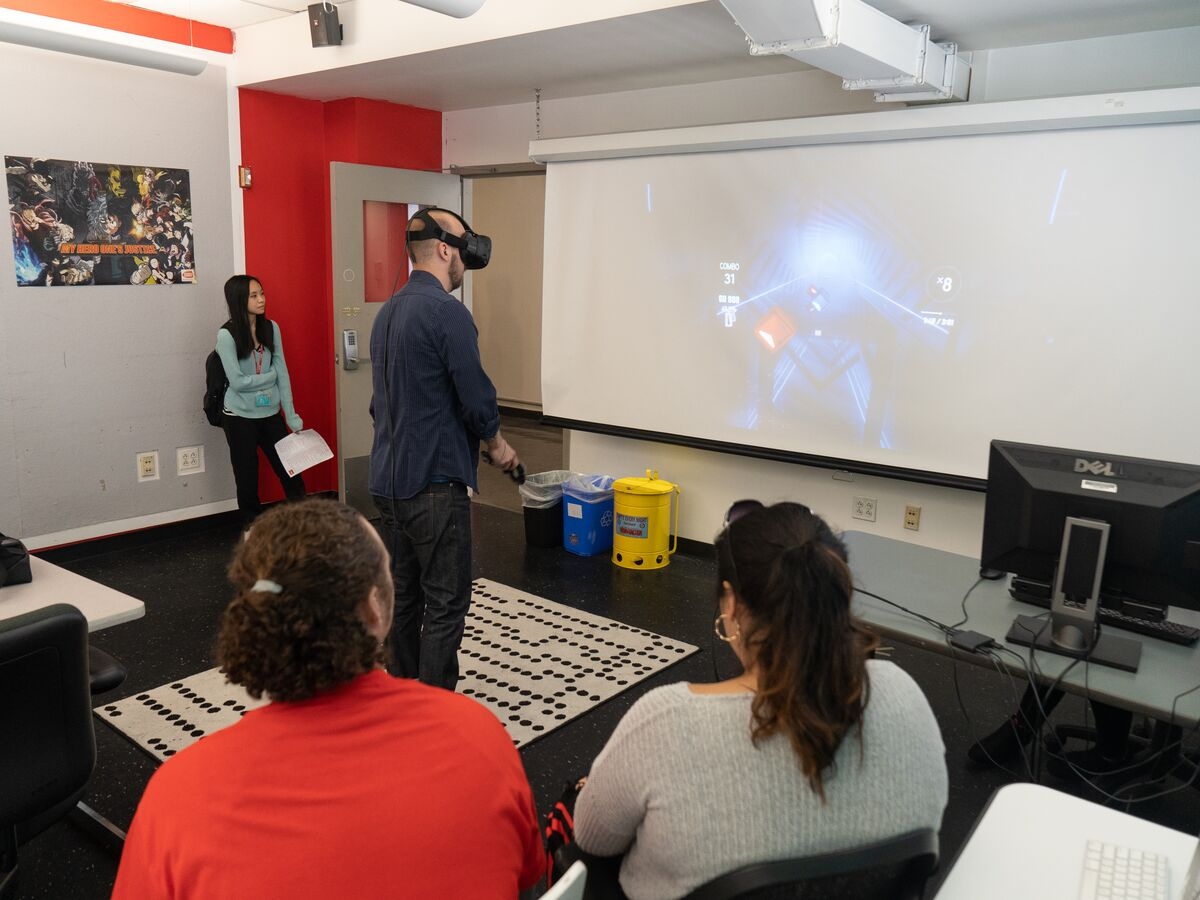 学生在UART日期期间测试VR硬件。