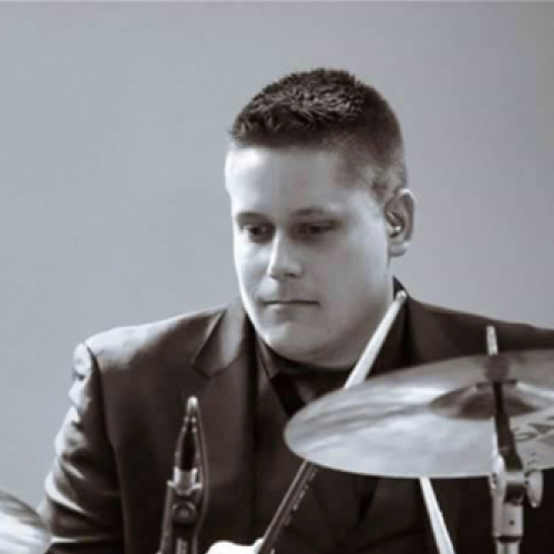 校友安德鲁·克鲁克(MAT’12)演奏他的鼓组。