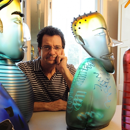 玻璃艺术家丹戴利与四个彩色玻璃雕塑的人
