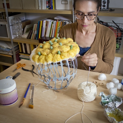 Joy Dilworth在桌子上创造黄色和绿色纤维片