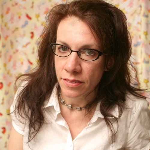 Judith Schaechter头饰，眼镜，白衬衫，项链，后墙图案