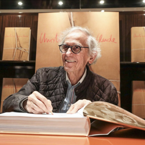 艺术家克里斯托在巴黎的一次图书签名会上＂typeof=