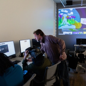 埃里克·范·霍恩教授在虚拟现实课上教学生艺术创作。