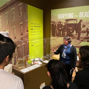 学生在慕特博物馆看着展览“埋葬死者”。