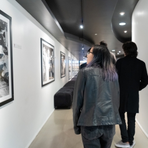 学生走在一个走廊里，看看TCL中国剧院墙上的照片。