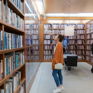 学生浏览洛杉矶，加利福尼亚州西部的作家协会图书馆。