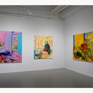 杰西卡Zawadowicz BFA '19一套三幅画挂在画廊的墙上。