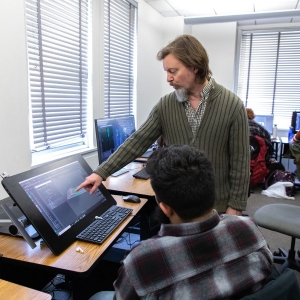 学生和教师使用平板电脑在动画项目上工作。