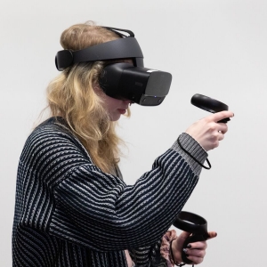 一名学生在《VR艺术制作》课上使用VR技术。