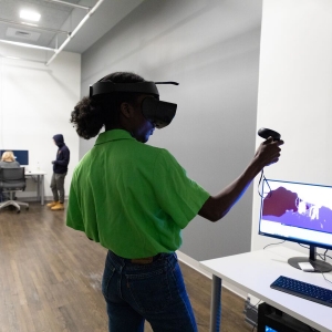 学生在VR的课堂上使用VR设备。