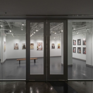 在Stacey Tyrells展览“Backra Bluid”期间的摄影画廊照片